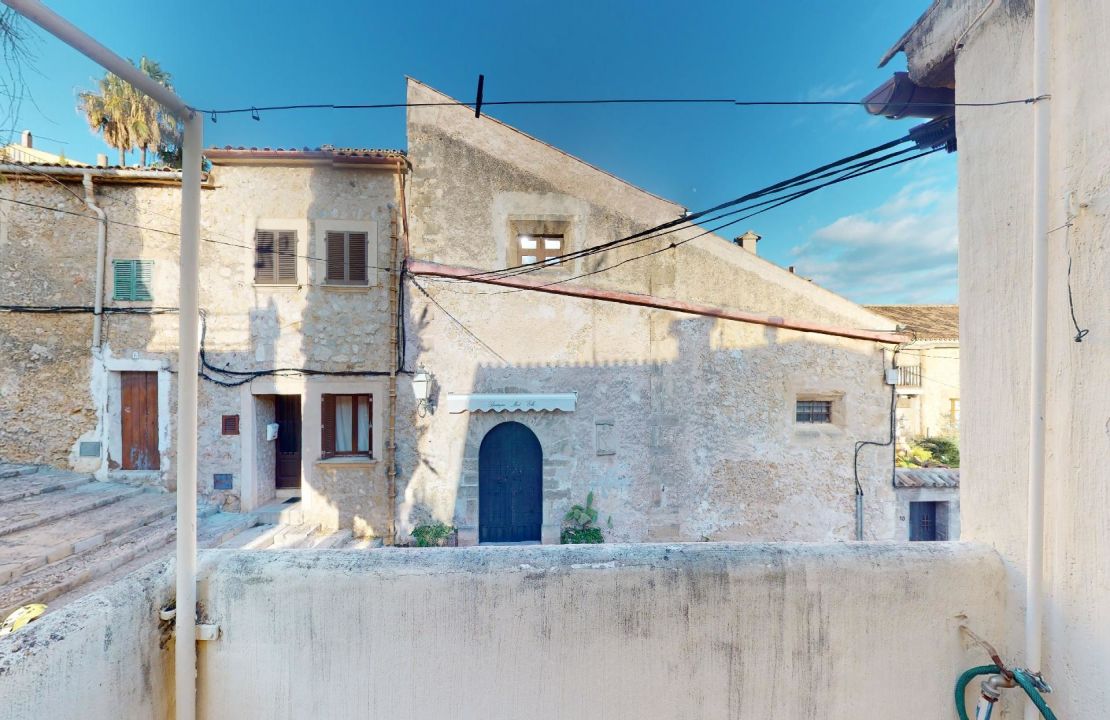 Casa mallorquina para renovar situada en las escaleras del Calvari de Pollensa en venta