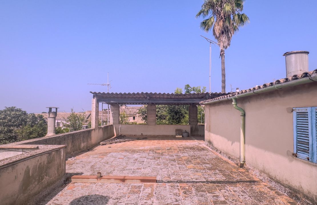 Stadthaus in Llubi zum Renovieren mit Garten und Aussicht zu verkaufen