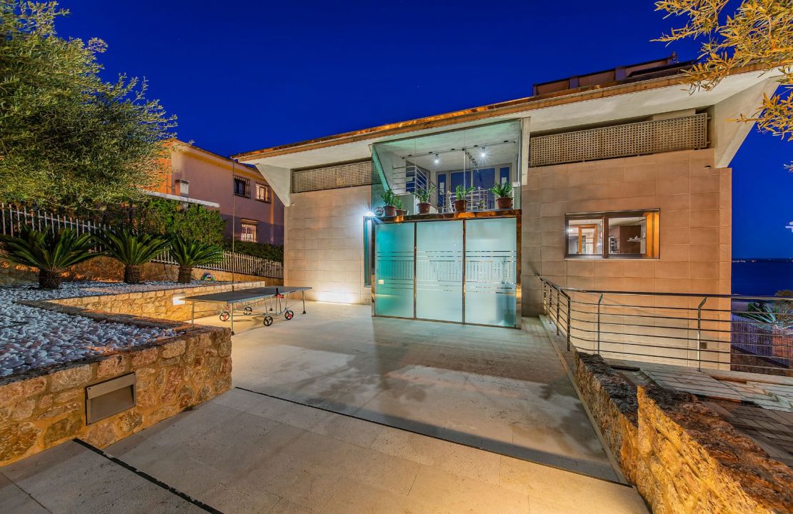 Luxus-Villa mit fantastischem Meerblick und Lizenz zur Ferienvermietung in Alcanada, Alcudia, Mallorca zu verkaufen