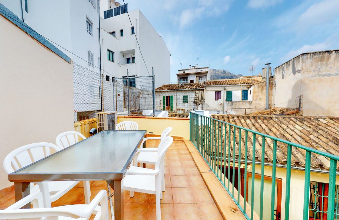 Casa de pueblo en venta en Puerto Pollensa con terraza y parking privado