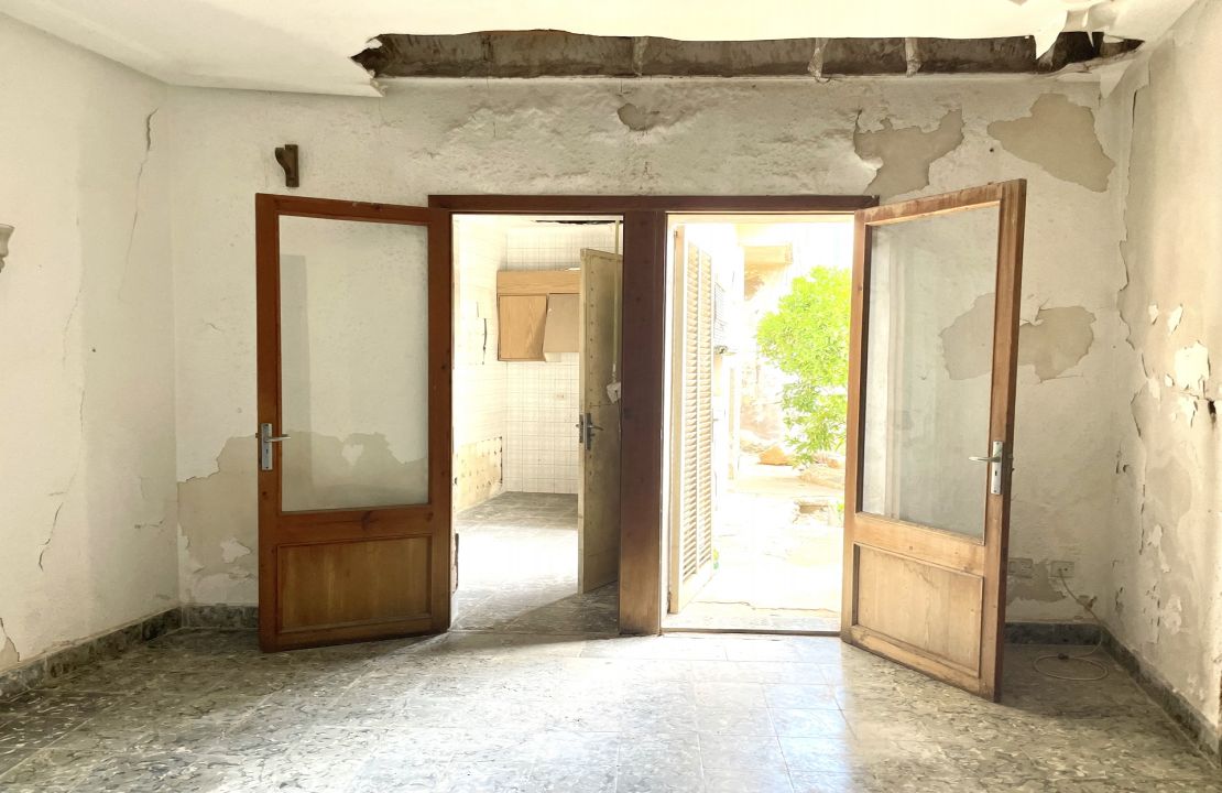 House for sale in Sa Pobla Mallorca with courtyard, terraces and garage