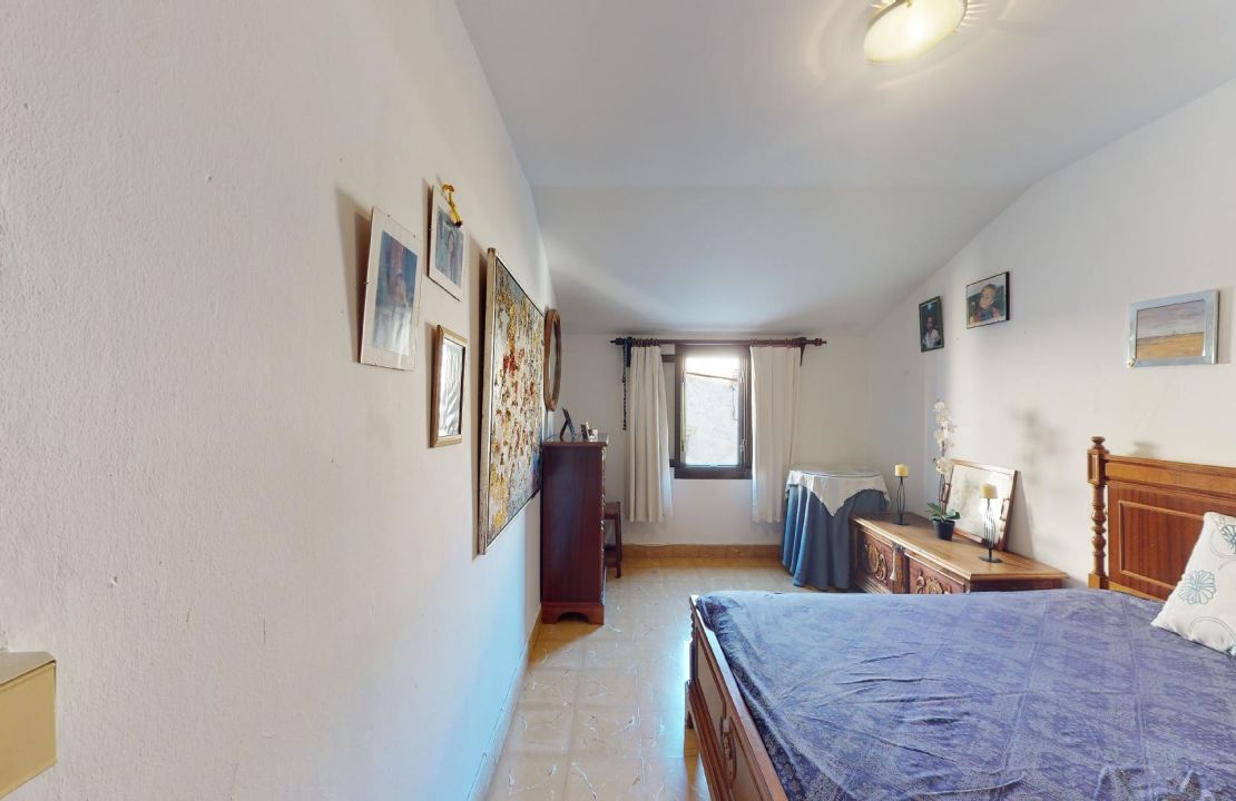 Casa mallorquina para renovar situada en las escaleras del Calvari de Pollensa en venta