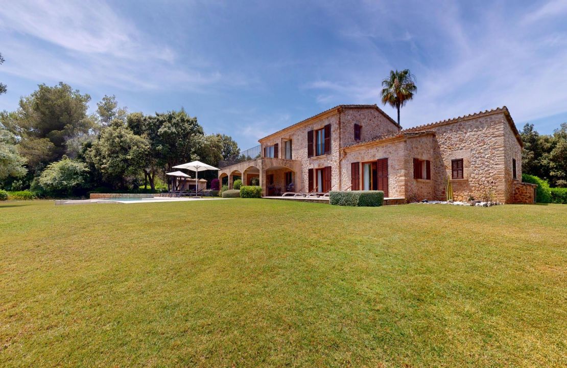 Traditional Elegance in the Countryside Near Pollensa with Holiday Rental License for 12 People for Sale