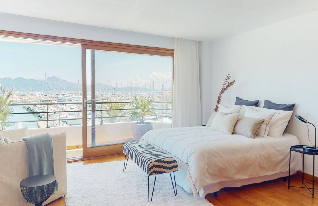 Magnificent duplex apartment in Puerto Pollensa first line to the sea for sale