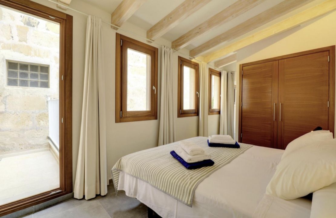 Casa de Pueblo Grande con Licencia de Alquiler y Piscina en Pollença Mallorca