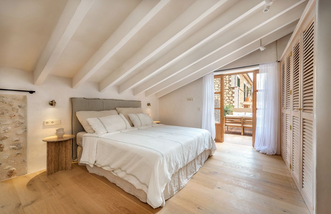 Beautifully restored townhouse with pool in Caimari