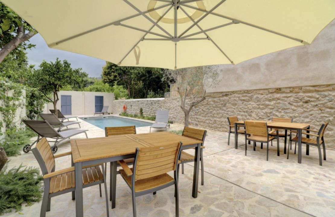 Casa de Pueblo Grande con Licencia de Alquiler y Piscina en Pollença Mallorca