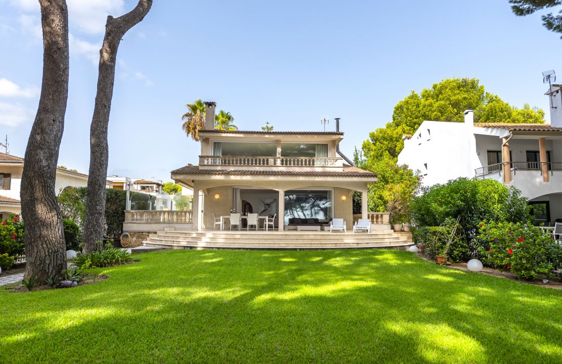 First line Villa for sale with holiday rental license in Playa de Alcudia