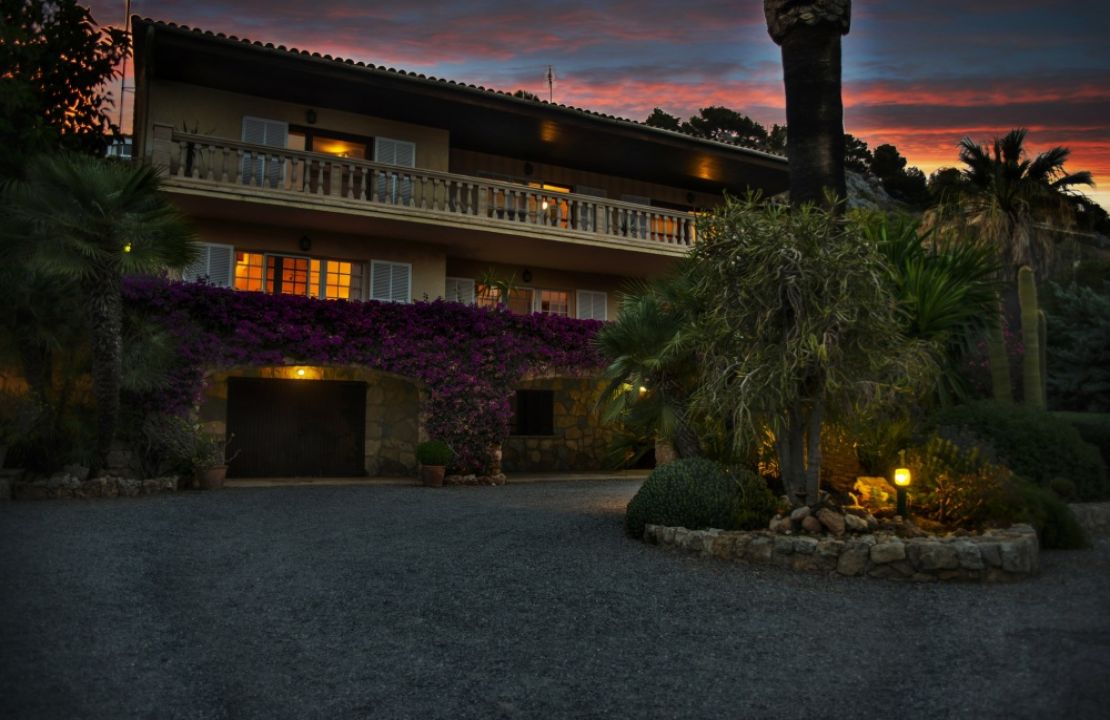 Country Estate for sale in a quiet urbanization with amazing gardens, 3 houses and 2 swimming pools