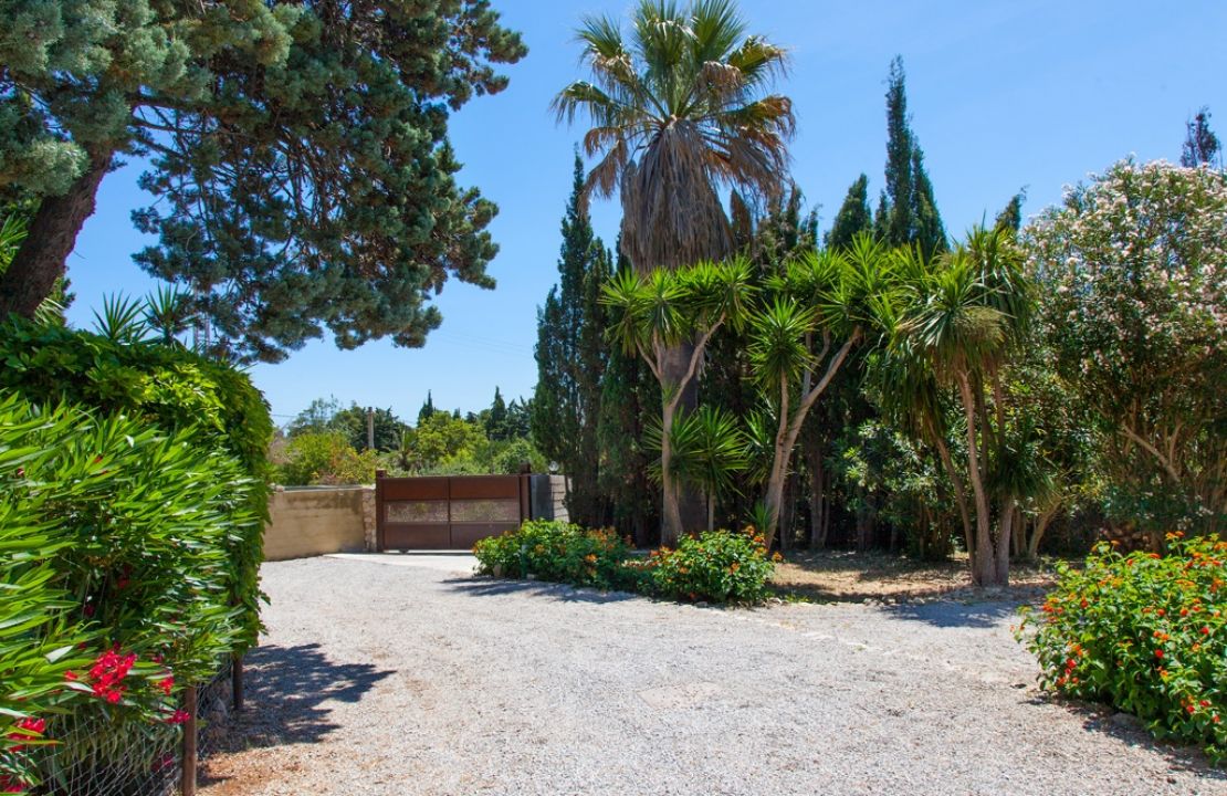 Country Estate for sale in a quiet urbanization with amazing gardens, 3 houses and 2 swimming pools