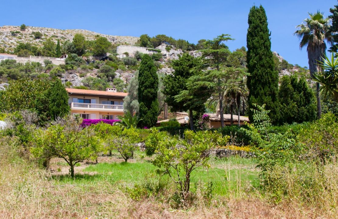 Country Estate for sale in a quiet urbanization with amazing gardens, 3 houses and 2 swimming pools