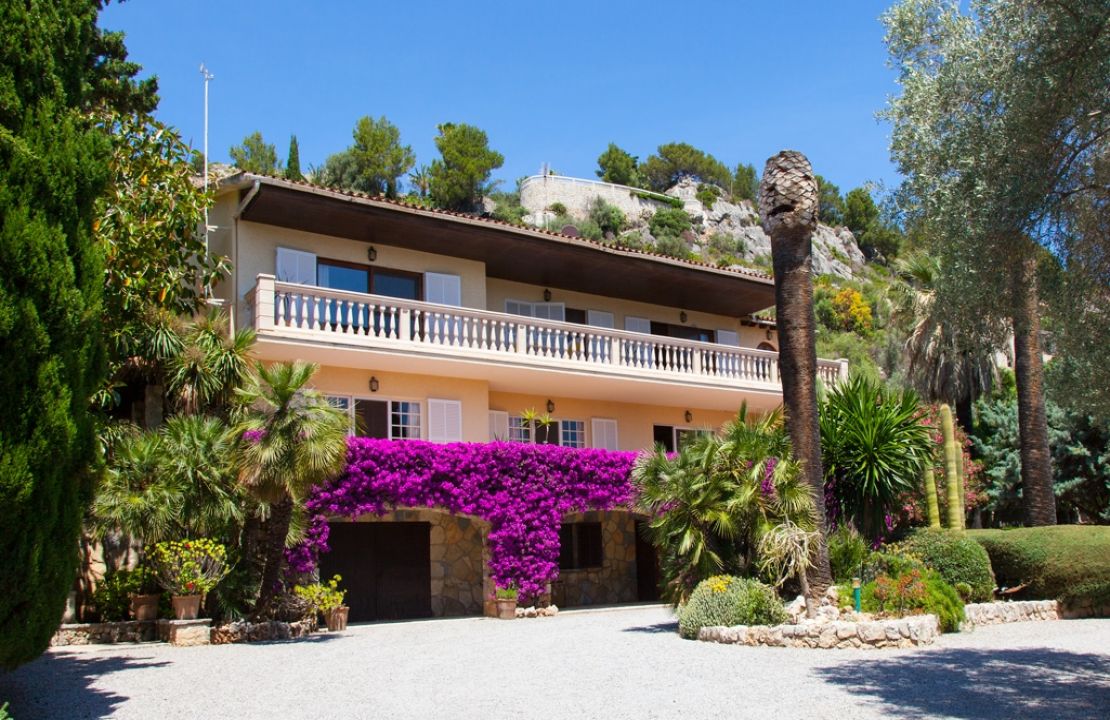 Country Estate for sale in a quiet urbanization with amazing gardens, 3 houses and 2 swimming pools