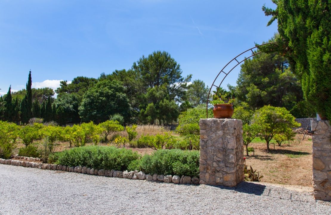 Country Estate for sale in a quiet urbanization with amazing gardens, 3 houses and 2 swimming pools