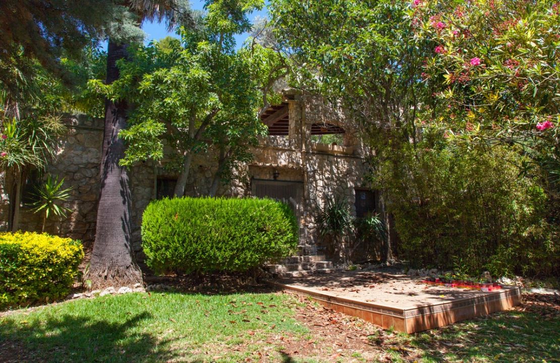 Country Estate for sale in a quiet urbanization with amazing gardens, 3 houses and 2 swimming pools