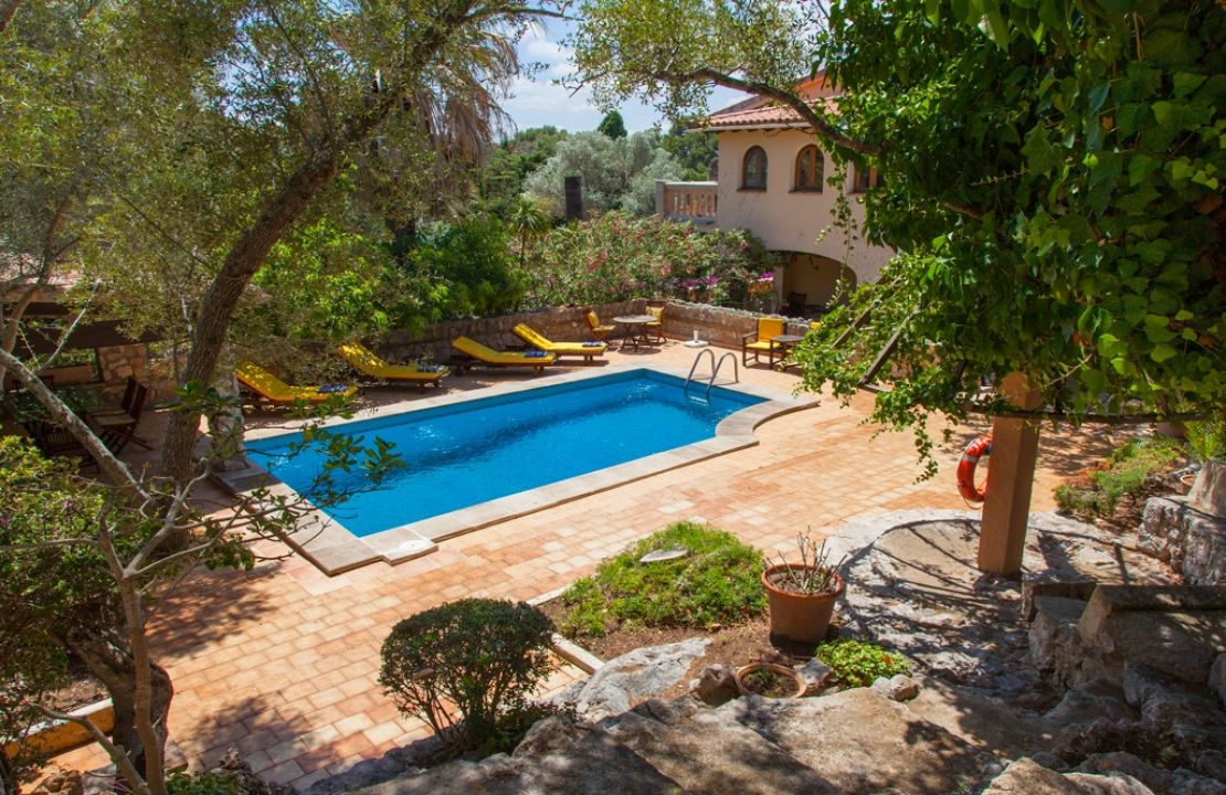 Country Estate for sale in a quiet urbanization with amazing gardens, 3 houses and 2 swimming pools
