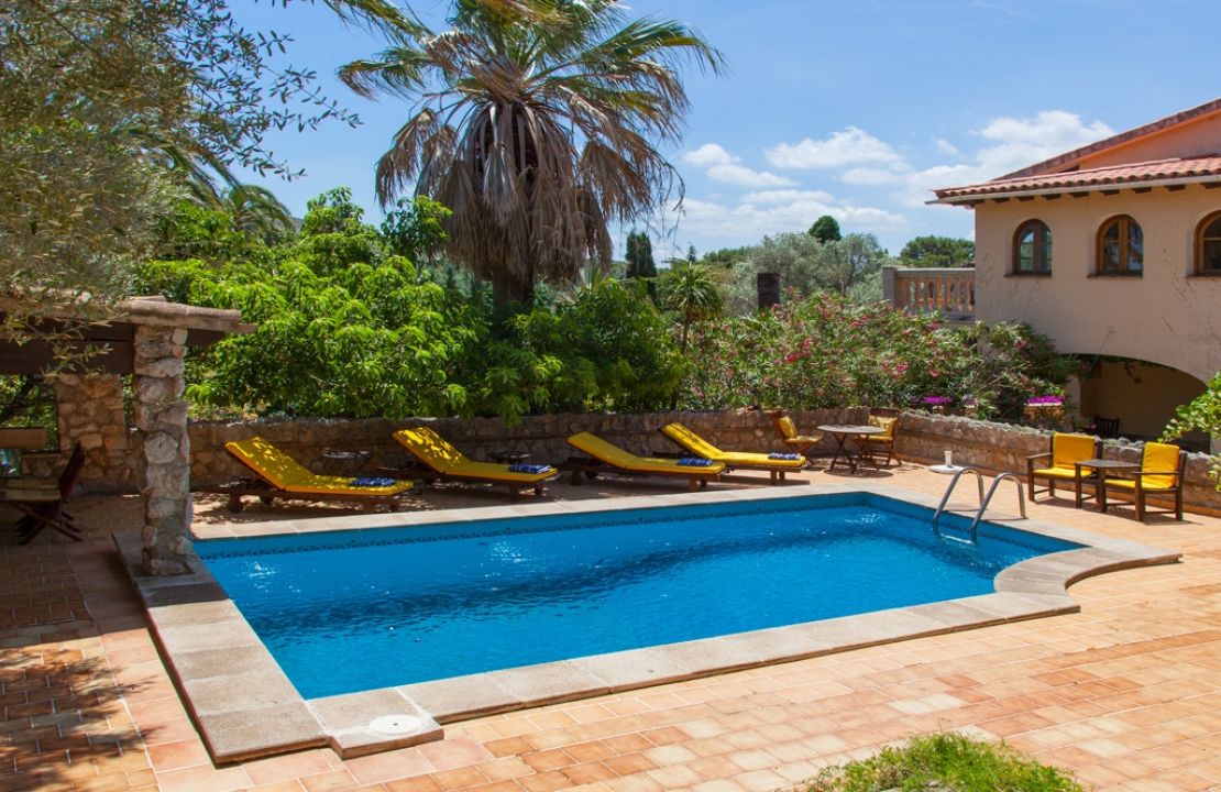 Country Estate for sale in a quiet urbanization with amazing gardens, 3 houses and 2 swimming pools