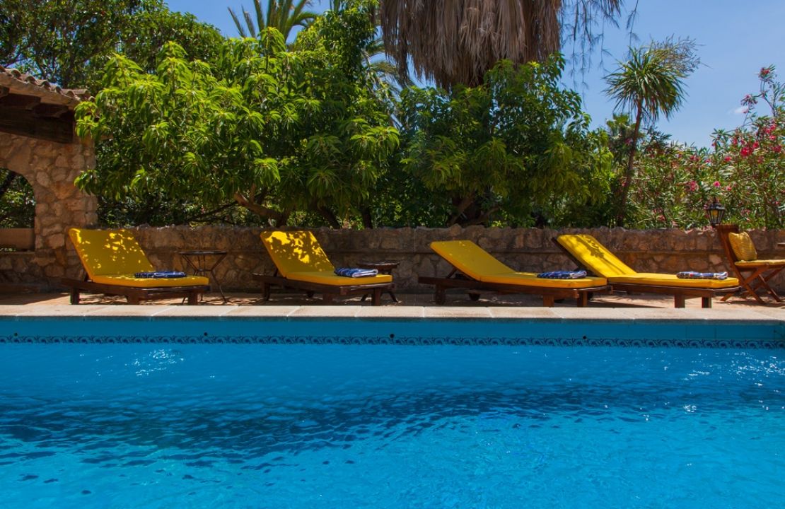 Country Estate for sale in a quiet urbanization with amazing gardens, 3 houses and 2 swimming pools