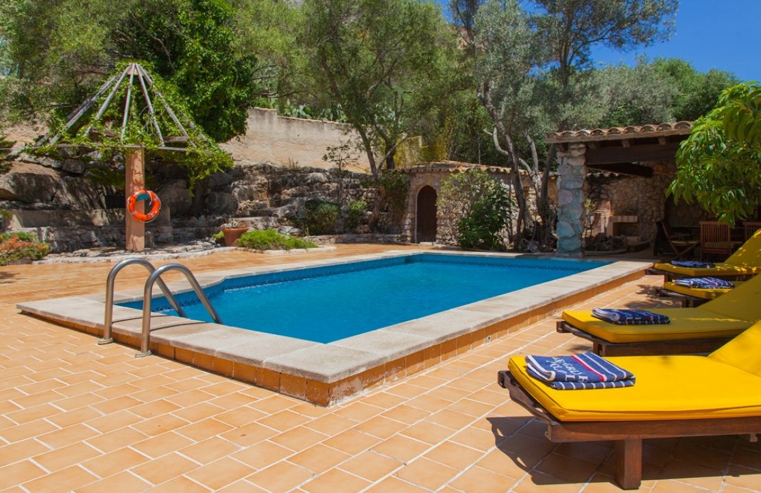 Country Estate for sale in a quiet urbanization with amazing gardens, 3 houses and 2 swimming pools