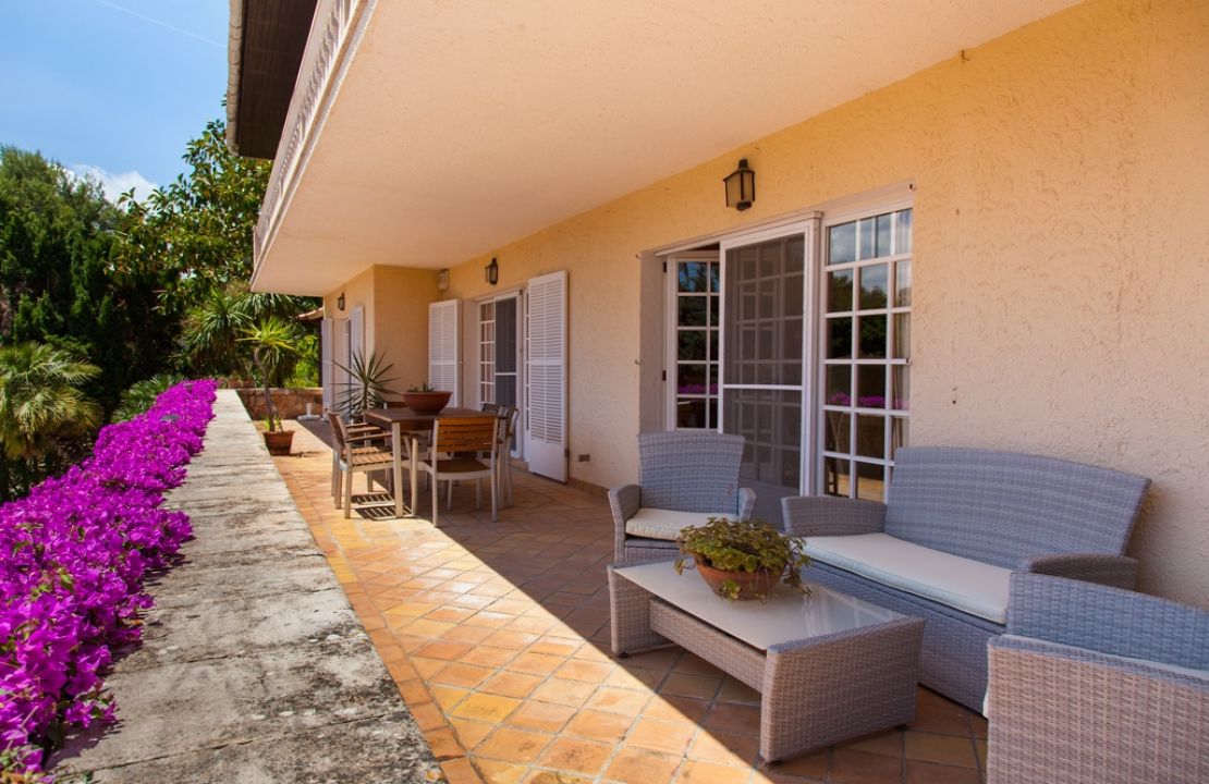 Country Estate for sale in a quiet urbanization with amazing gardens, 3 houses and 2 swimming pools