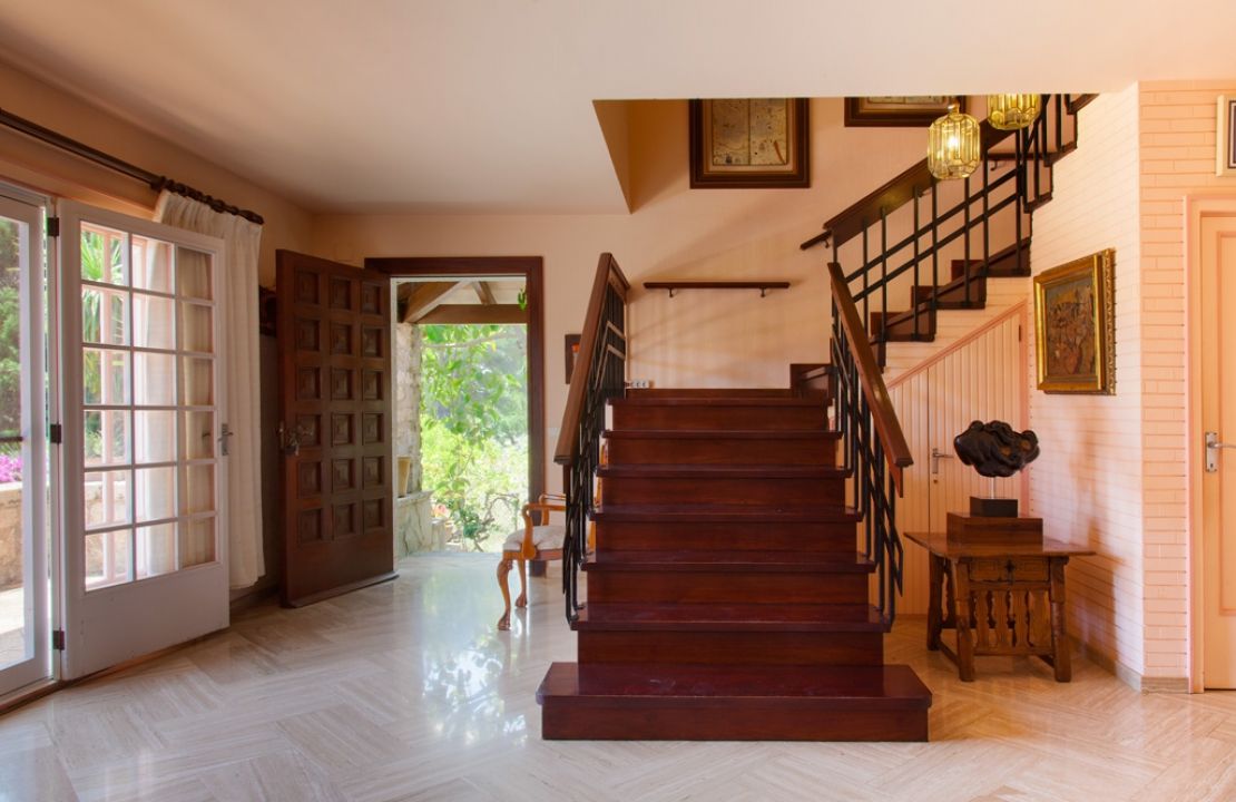Country Estate for sale in a quiet urbanization with amazing gardens, 3 houses and 2 swimming pools