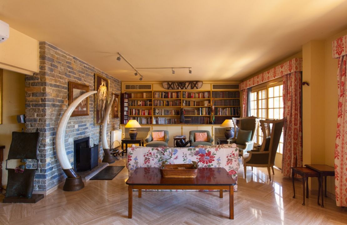 Country Estate for sale in a quiet urbanization with amazing gardens, 3 houses and 2 swimming pools