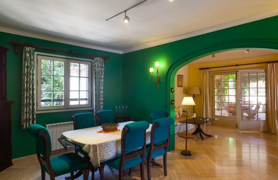 Country Estate for sale in a quiet urbanization with amazing gardens, 3 houses and 2 swimming pools