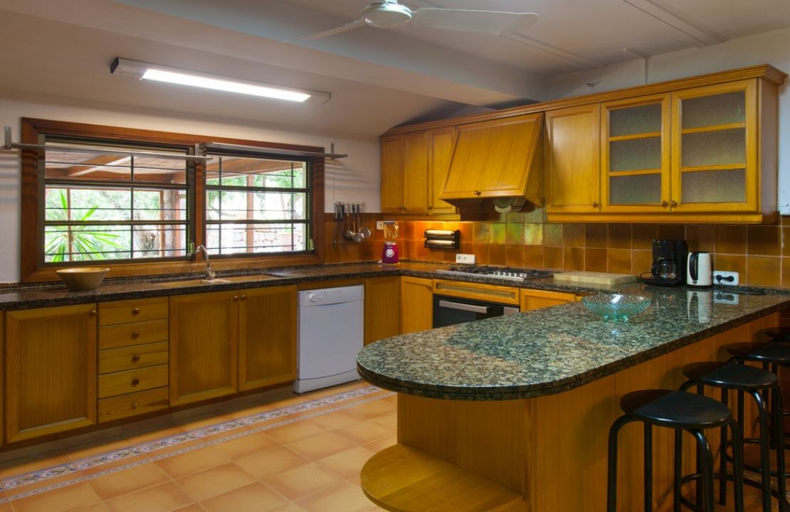 Country Estate for sale in a quiet urbanization with amazing gardens, 3 houses and 2 swimming pools