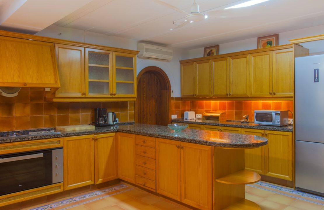 Country Estate for sale in a quiet urbanization with amazing gardens, 3 houses and 2 swimming pools