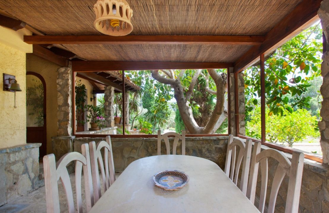 Country Estate for sale in a quiet urbanization with amazing gardens, 3 houses and 2 swimming pools