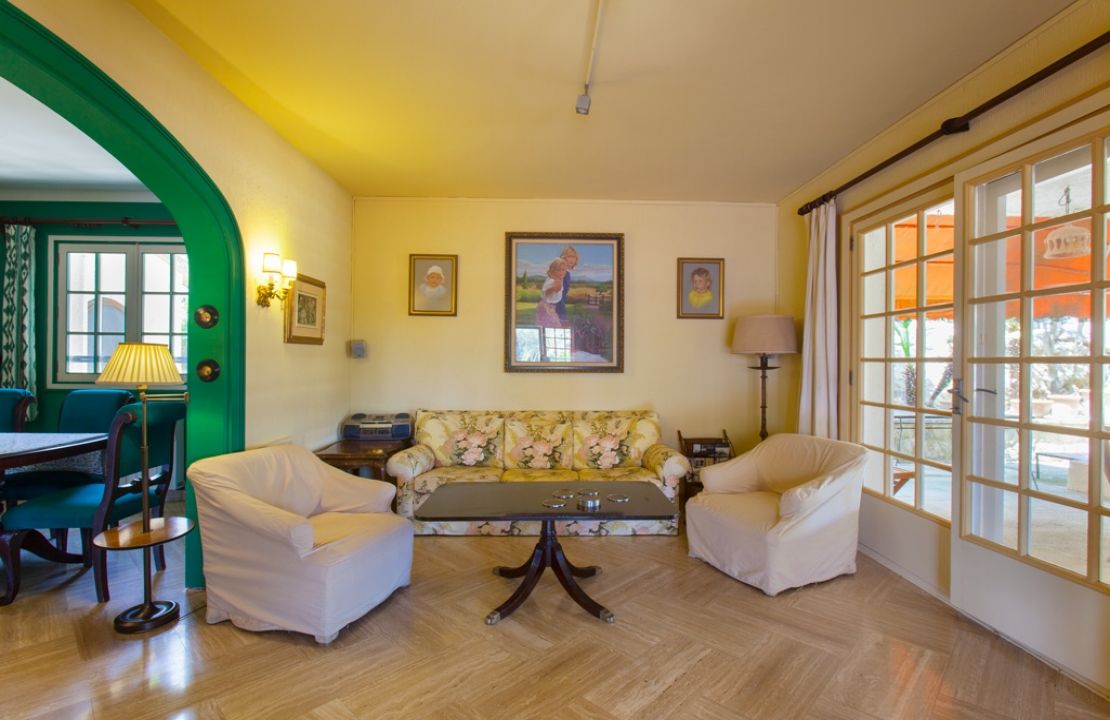 Country Estate for sale in a quiet urbanization with amazing gardens, 3 houses and 2 swimming pools
