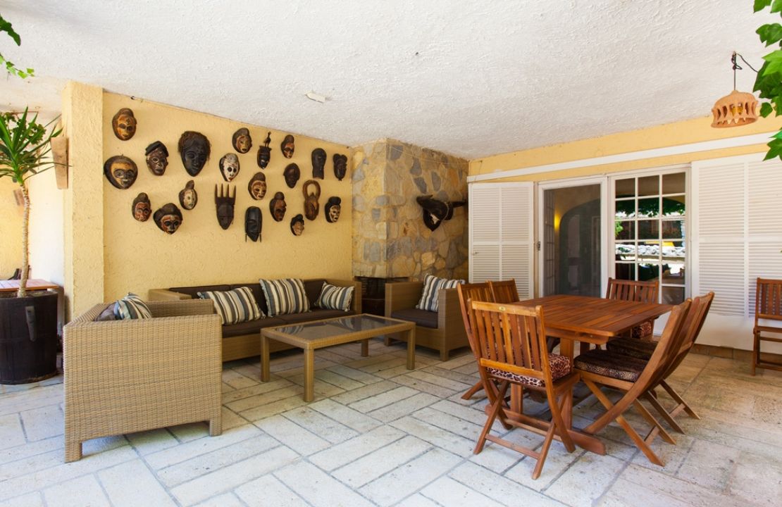 Country Estate for sale in a quiet urbanization with amazing gardens, 3 houses and 2 swimming pools