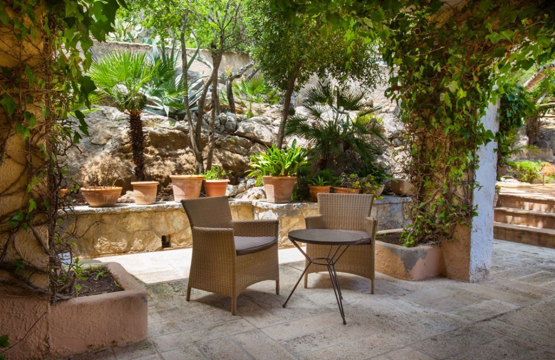 Country Estate for sale in a quiet urbanization with amazing gardens, 3 houses and 2 swimming pools