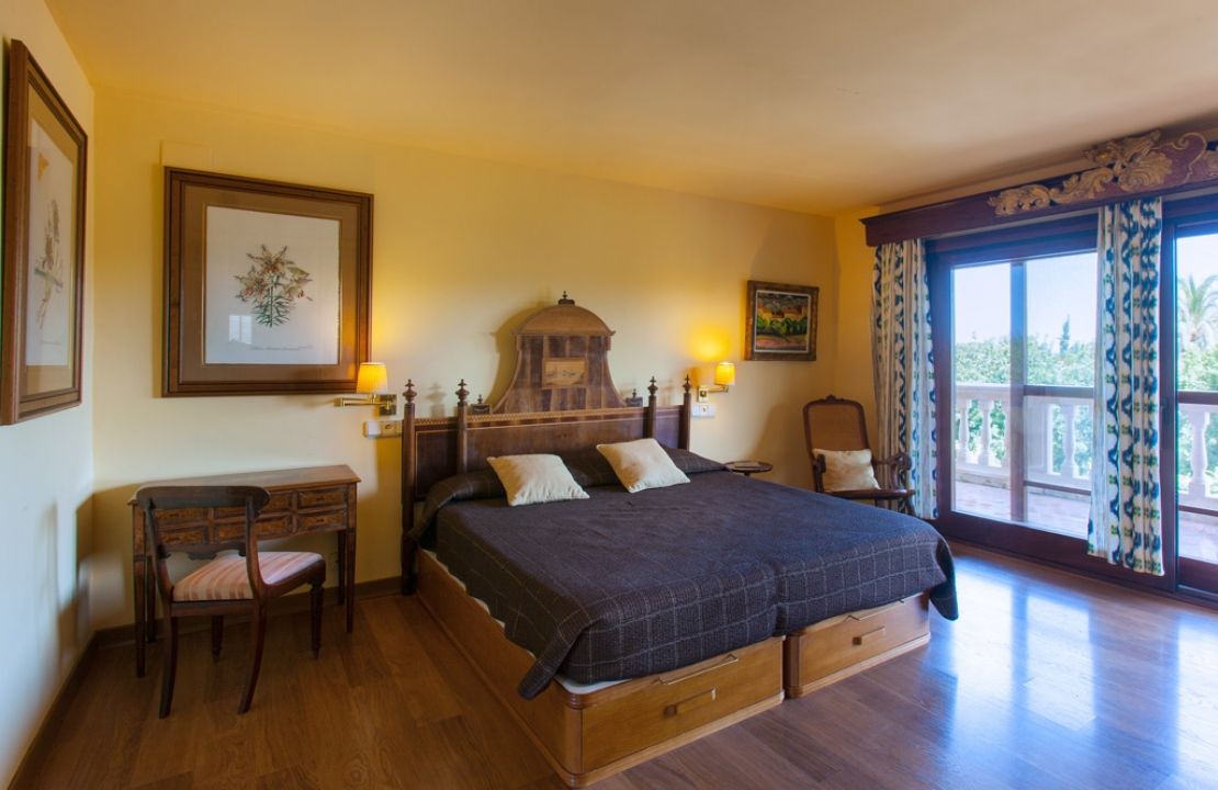 Country Estate for sale in a quiet urbanization with amazing gardens, 3 houses and 2 swimming pools