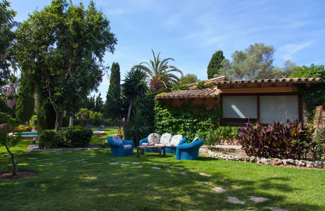 Country Estate for sale in a quiet urbanization with amazing gardens, 3 houses and 2 swimming pools