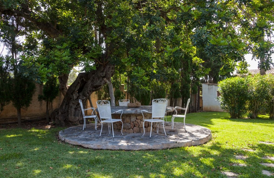 Country Estate for sale in a quiet urbanization with amazing gardens, 3 houses and 2 swimming pools