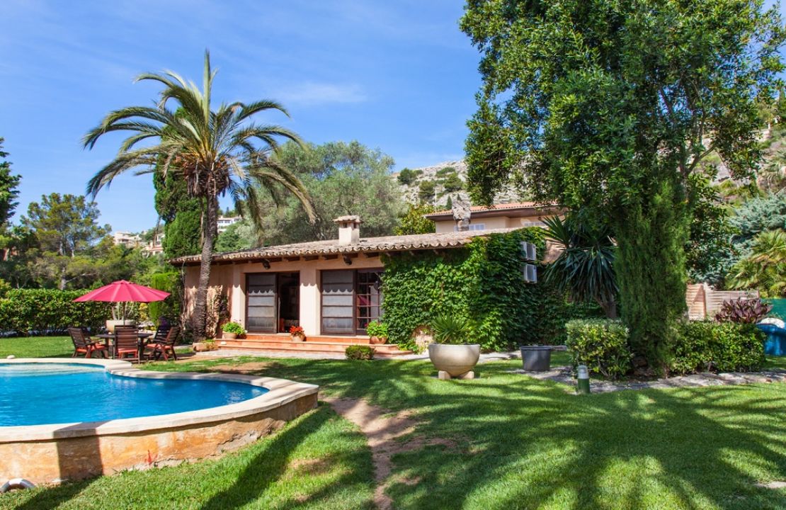 Country Estate for sale in a quiet urbanization with amazing gardens, 3 houses and 2 swimming pools