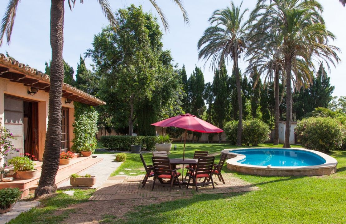 Country Estate for sale in a quiet urbanization with amazing gardens, 3 houses and 2 swimming pools