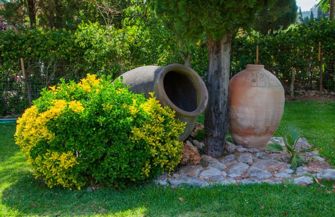 Country Estate for sale in a quiet urbanization with amazing gardens, 3 houses and 2 swimming pools