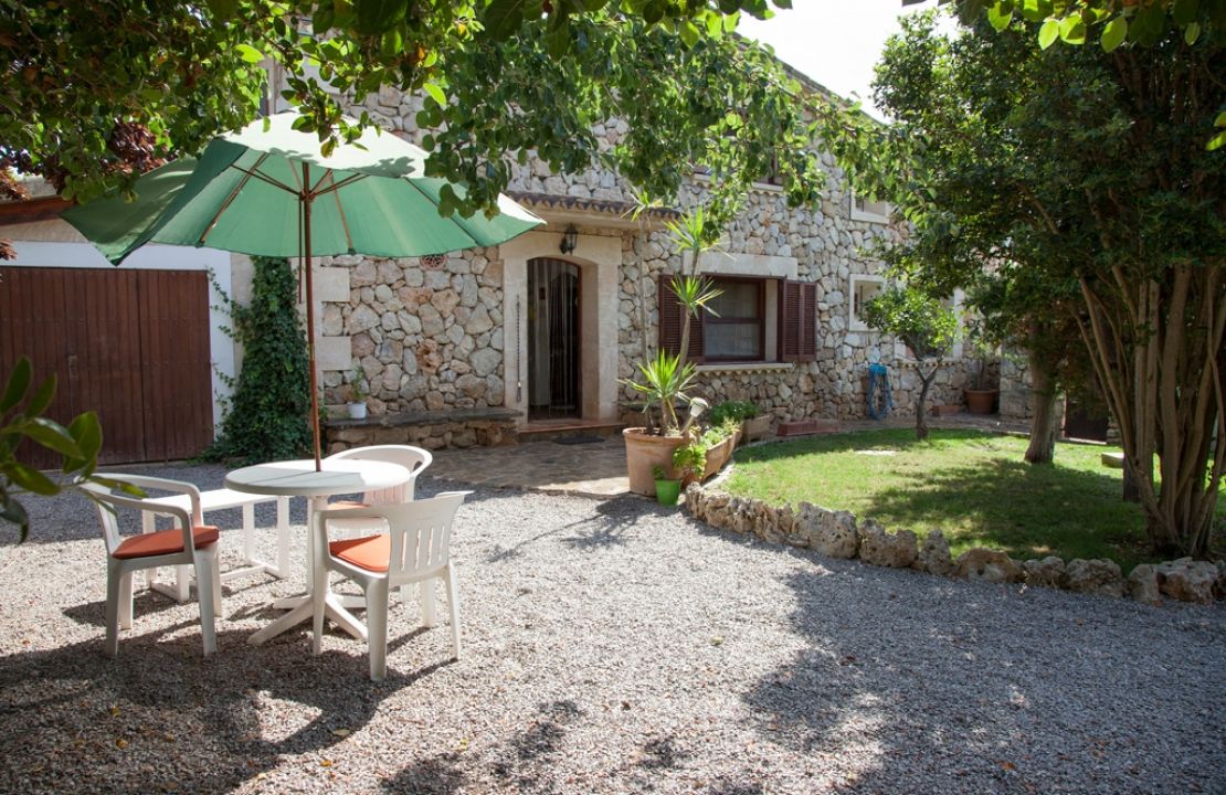 Country Estate for sale in a quiet urbanization with amazing gardens, 3 houses and 2 swimming pools