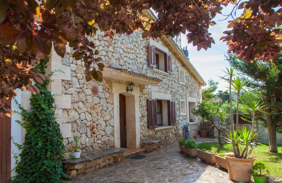 Country Estate for sale in a quiet urbanization with amazing gardens, 3 houses and 2 swimming pools