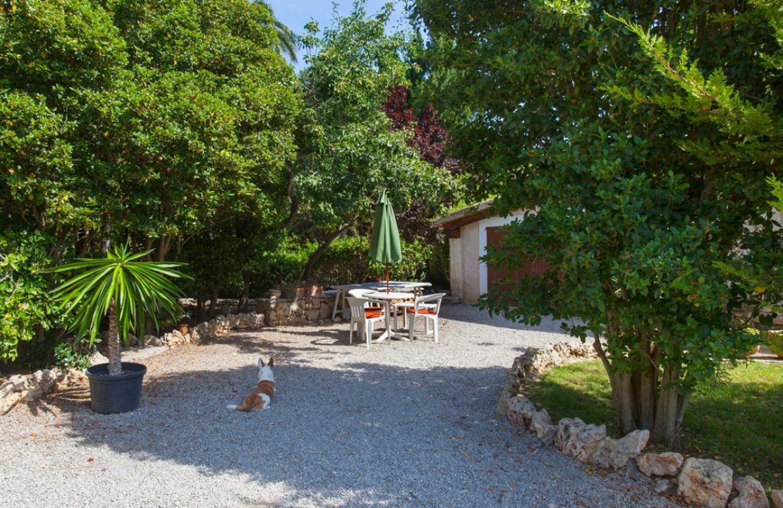 Country Estate for sale in a quiet urbanization with amazing gardens, 3 houses and 2 swimming pools
