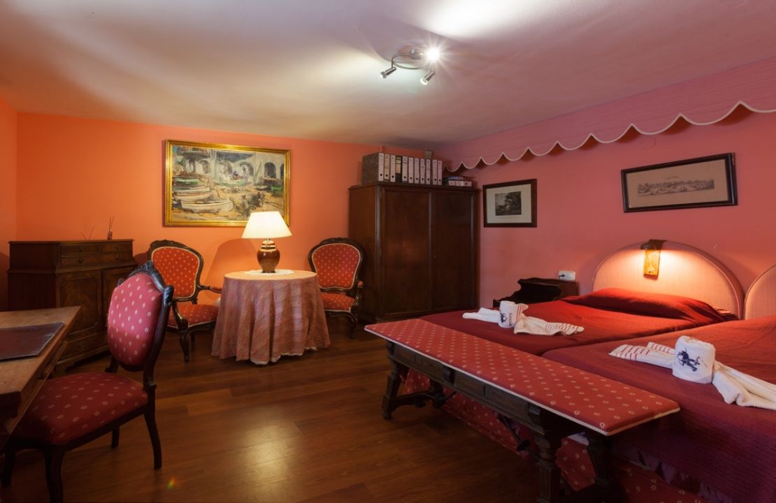 Country Estate for sale in a quiet urbanization with amazing gardens, 3 houses and 2 swimming pools