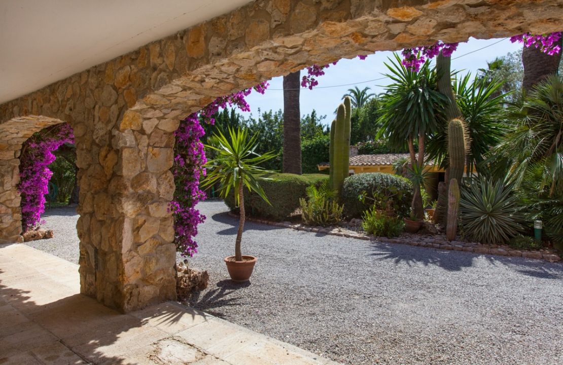 Country Estate for sale in a quiet urbanization with amazing gardens, 3 houses and 2 swimming pools