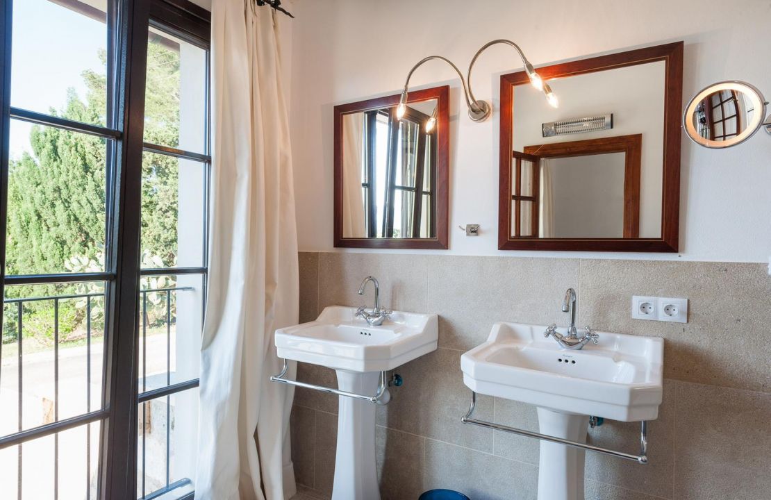 Superb country home between Pollensa and Alcudia with amazing views and holiday rental license