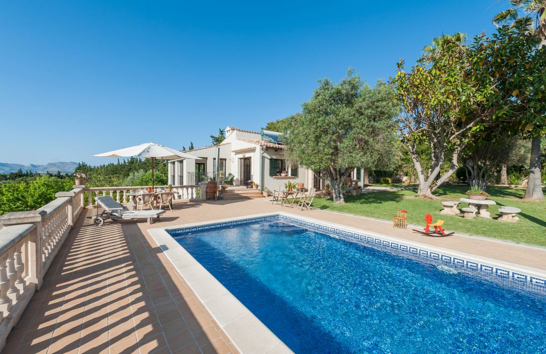 Superb country home between Pollensa and Alcudia with amazing views and holiday rental license