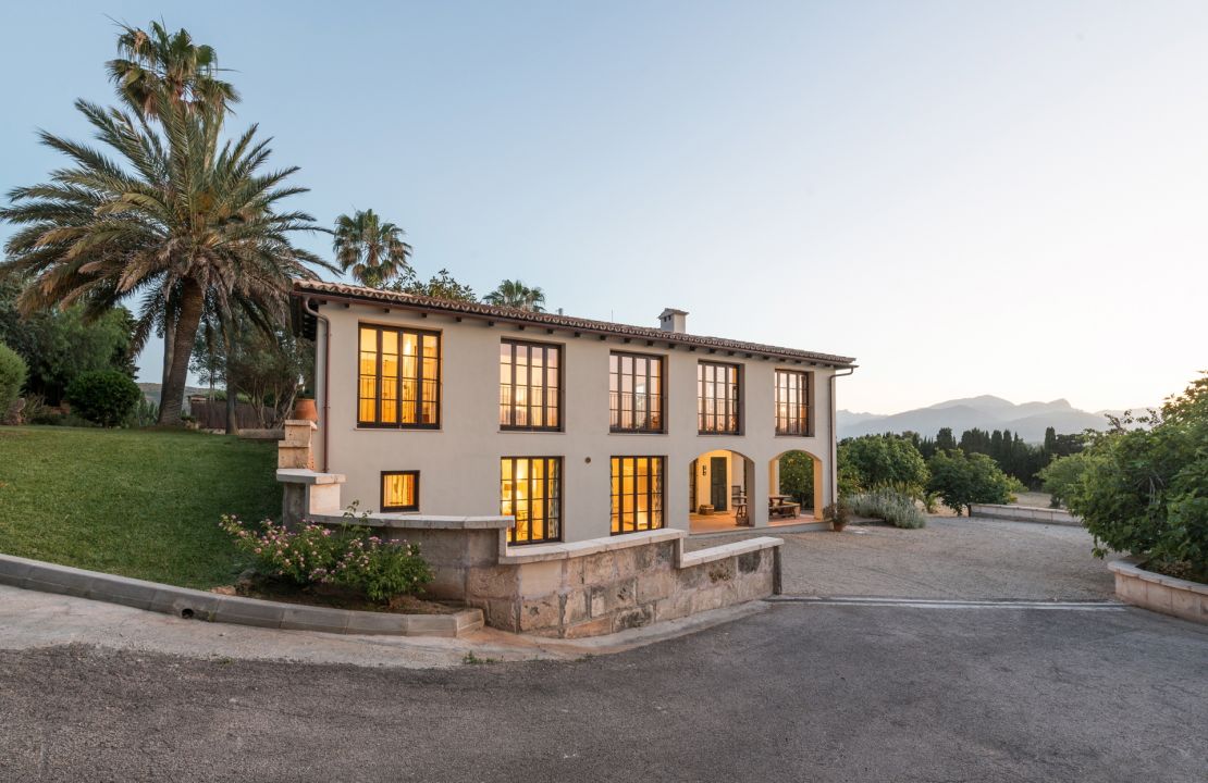 Superb country home between Pollensa and Alcudia with amazing views and holiday rental license