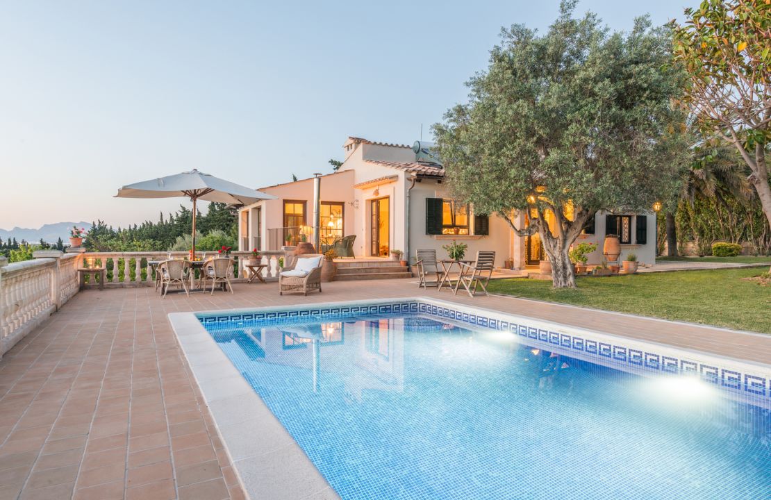 Superb country home between Pollensa and Alcudia with amazing views and holiday rental license