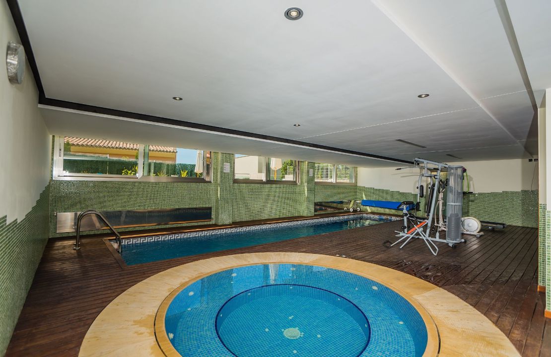 Luxus-Villa mit fantastischem Meerblick und Lizenz zur Ferienvermietung in Alcanada, Alcudia, Mallorca zu verkaufen