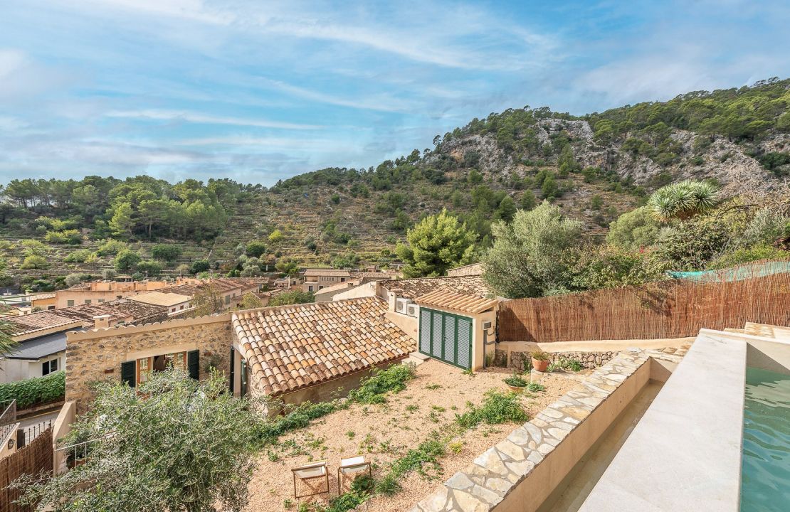 Beautifully restored townhouse with pool in Caimari
