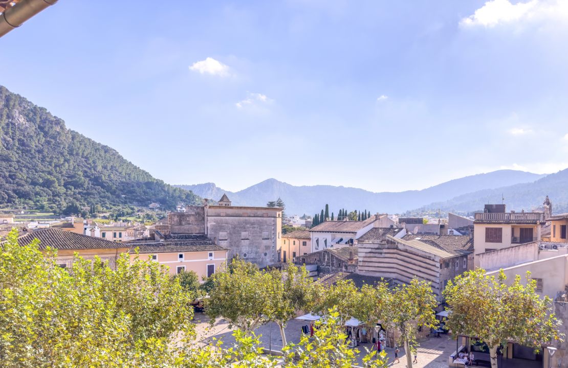 Top floor apartment in Pollensa with lift and views over the town for sale